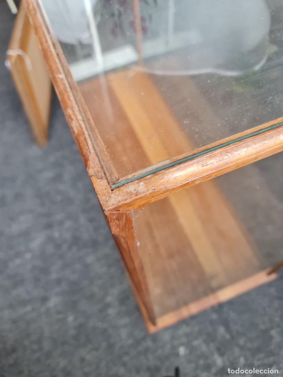 Antig&uuml;edades: Vitrina urna de madera y cristal - Foto 2