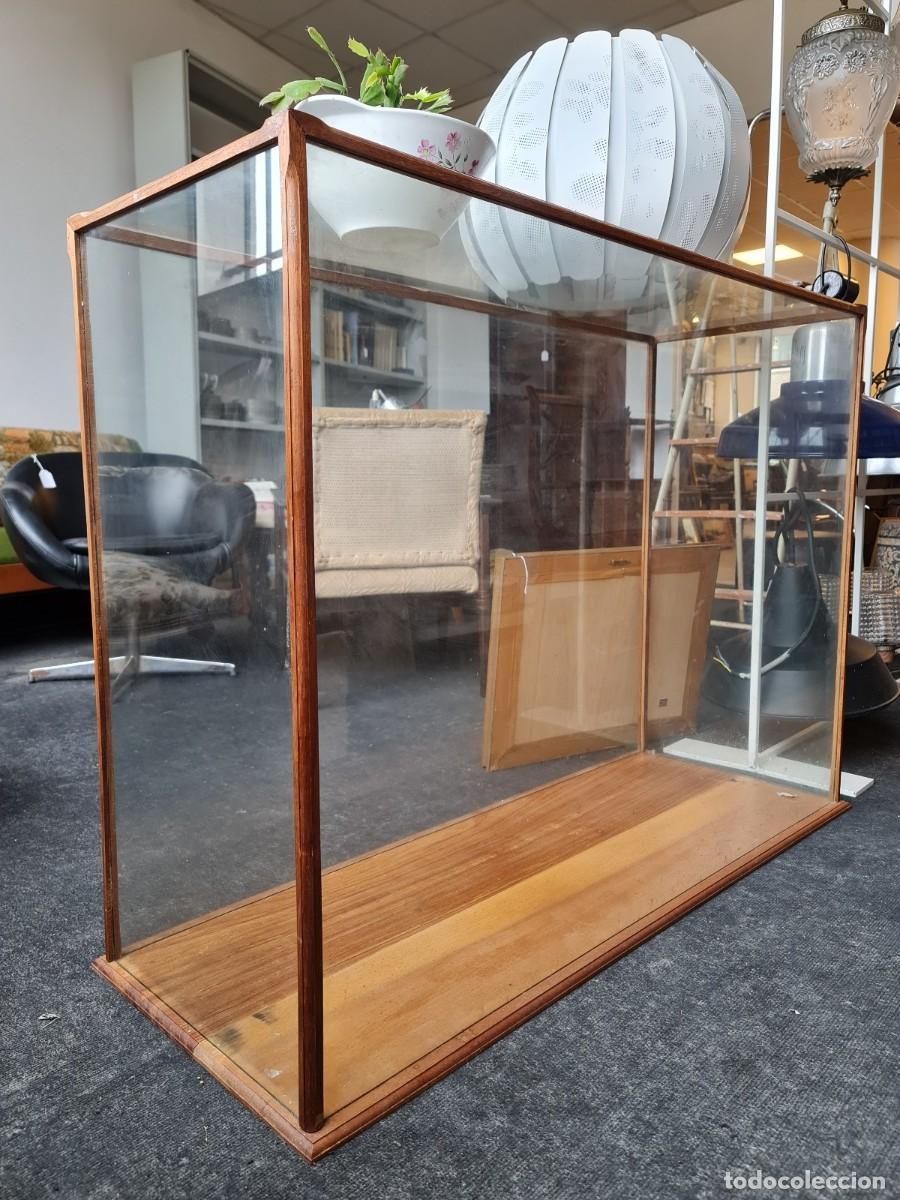 Antig&uuml;edades: Vitrina urna de madera y cristal - Foto 4