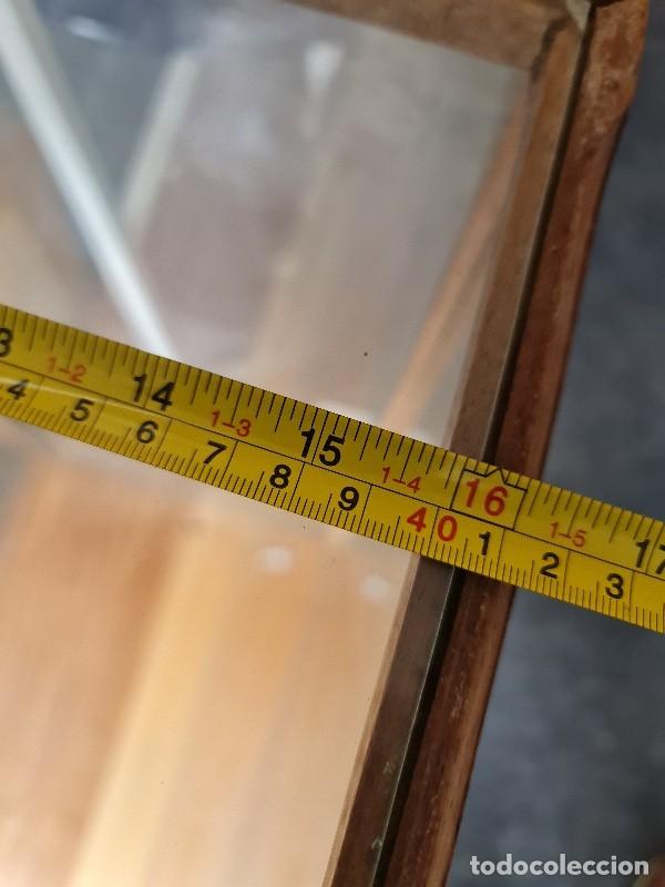 Antig&uuml;edades: Vitrina urna de madera y cristal - Foto 6