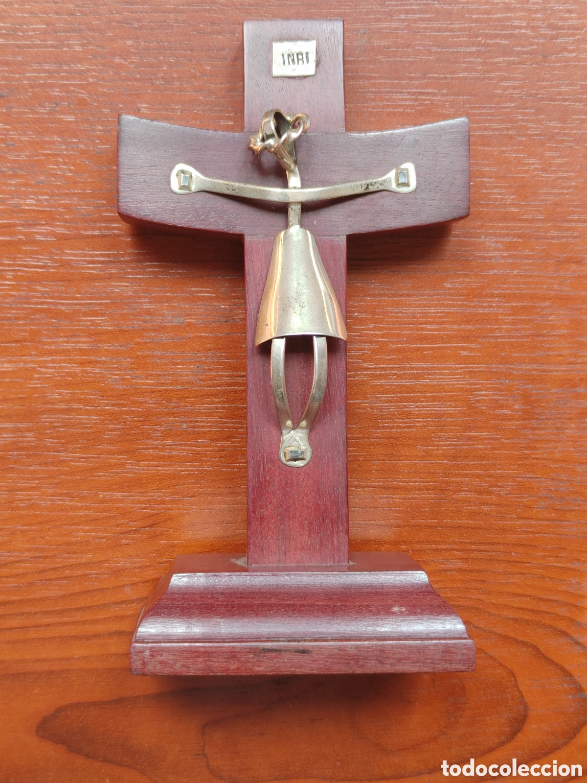 Antig&uuml;edades: Cruz de madera con Cristo de plata. - Foto 1