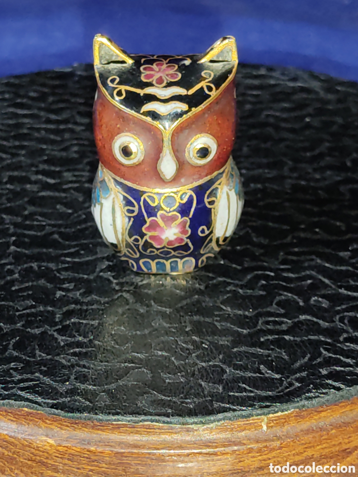Antig&uuml;edades: Peque&ntilde;o b&uacute;ho de laton esmaltado o cloisonne.Vintage.