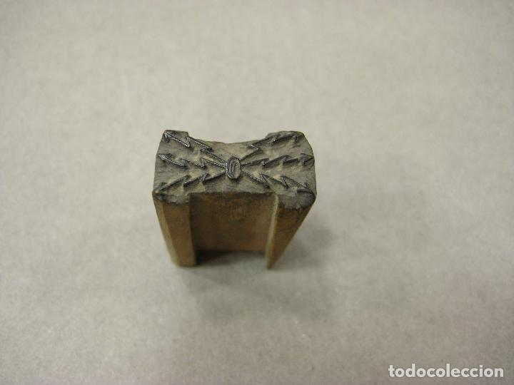 Antig&uuml;edades: ESCUDO DE TRANSMISIONES TALLADO EN MADERA. SELLO DE IMPRENTA PARA TINTA. 0,7 X 1,5 CM.