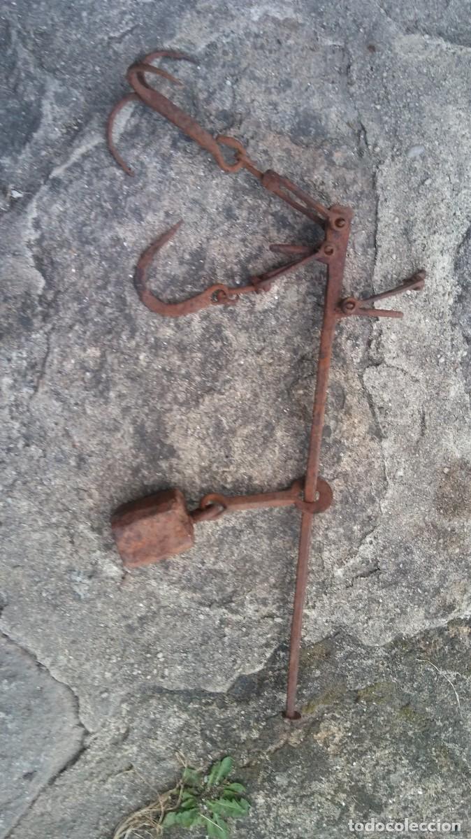 Antig&uuml;edades: Romana o balanza de hierro forjado. - Foto 1