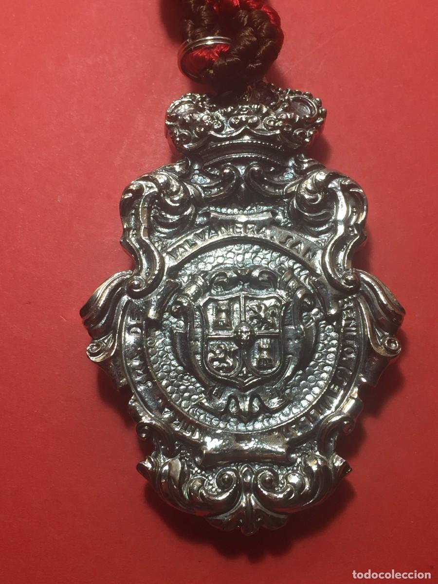 Antig&uuml;edades: MEDALLA CON CORD&Oacute;N DE LA HERMANDAD DE VALVANERA DE SEVILLA - Foto 2