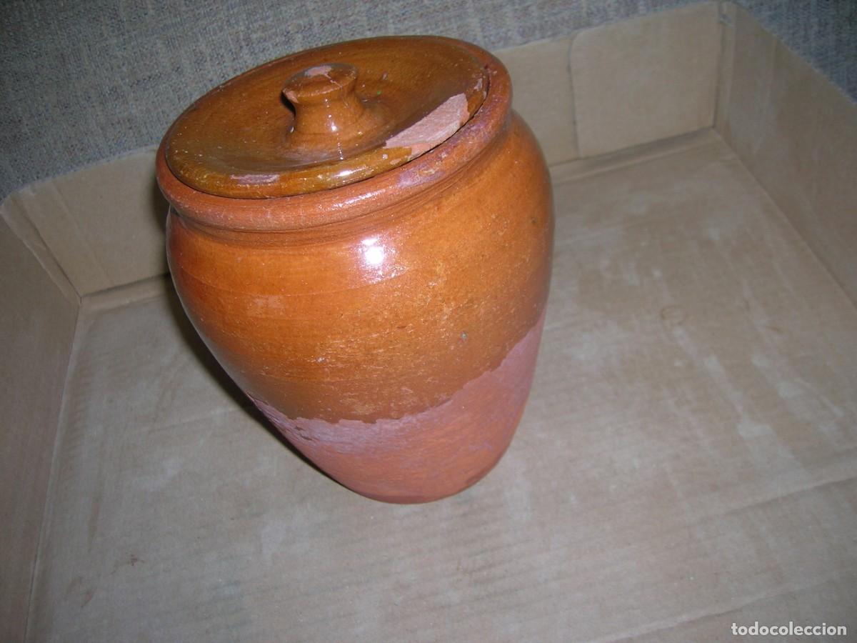 Antiques: Antigua orza con tapa, para decoraci&oacute;n, en barro cocido. Mide 13 x 17 cm., tapa peque&ntilde;o descorch&oacute;n.
