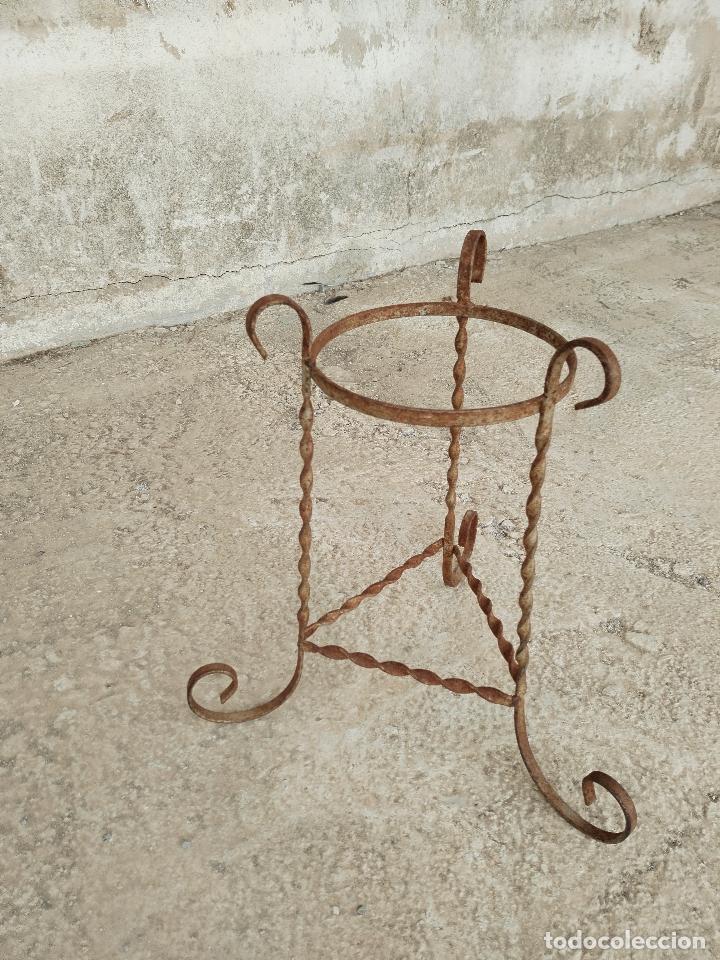 Antig&uuml;edades: pie macetero de forja - Foto 4