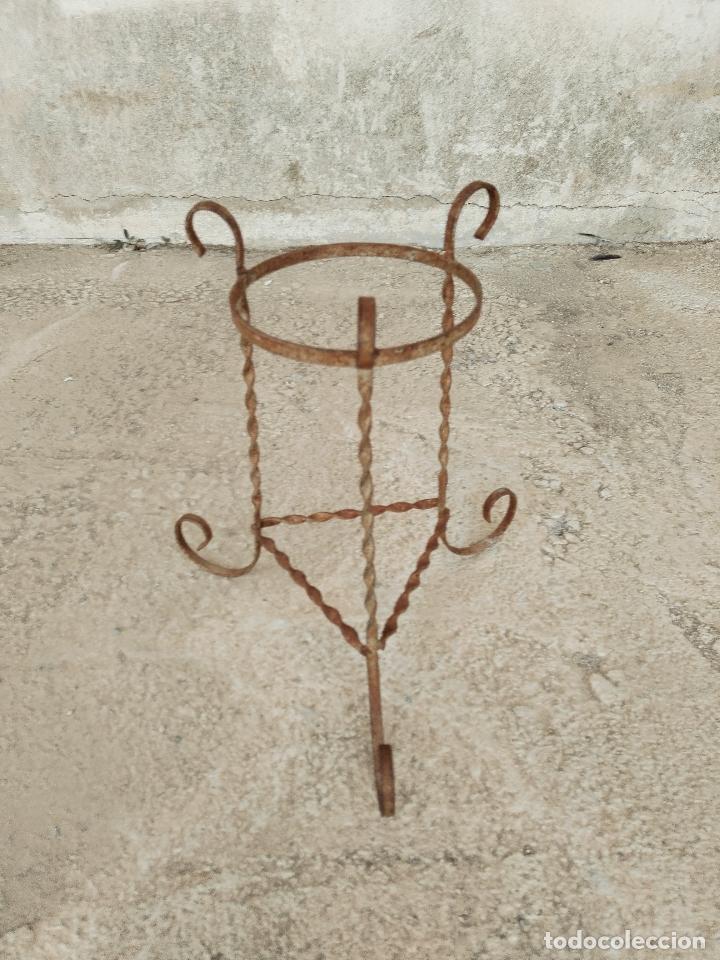 Antig&uuml;edades: pie macetero de forja - Foto 1