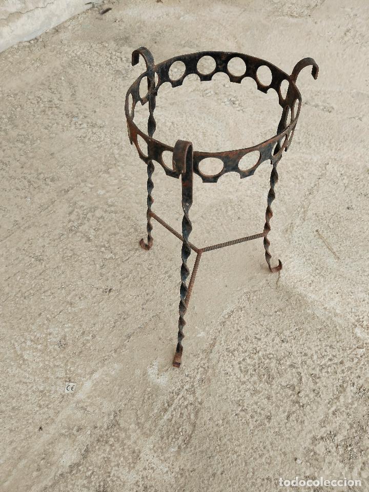 Antig&uuml;edades: pie macetero de forja - Foto 2