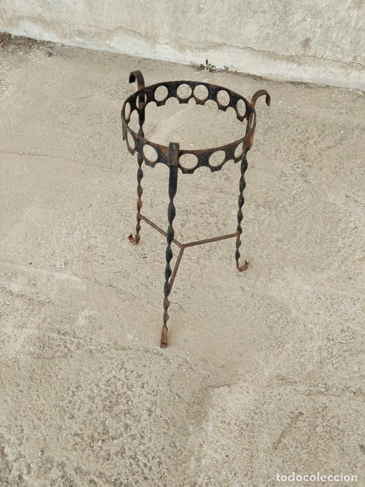 Antig&uuml;edades: pie macetero de forja - Foto 3