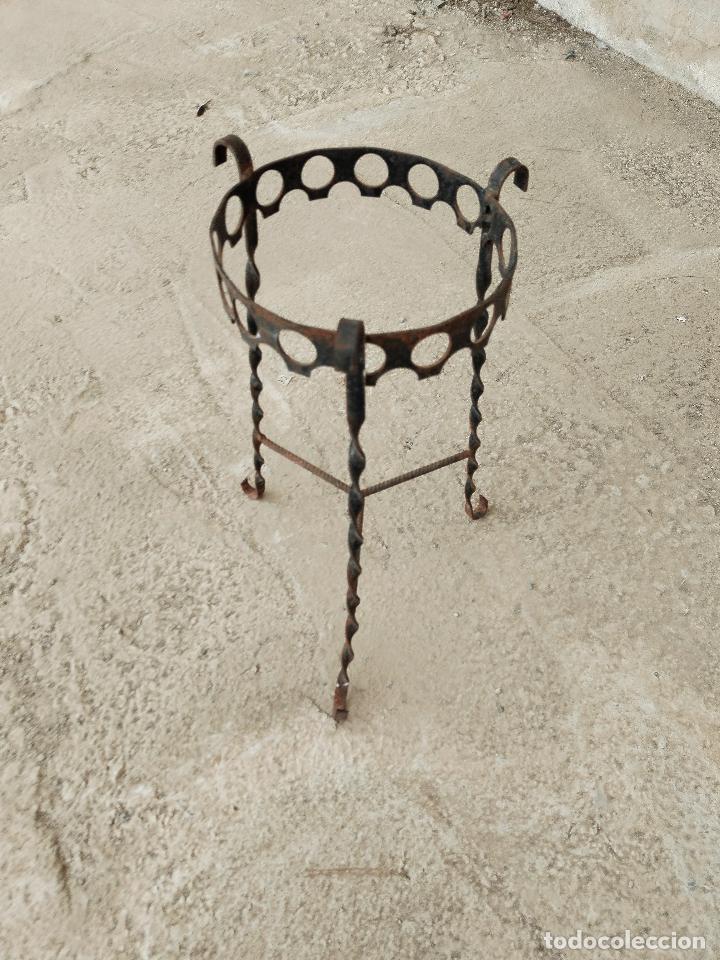 Antig&uuml;edades: pie macetero de forja - Foto 4