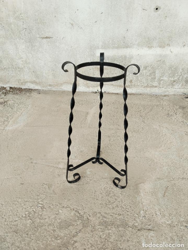 Antig&uuml;edades: pie macetero de forja - Foto 2