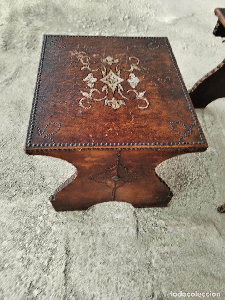 Antig&uuml;edades: set dos mesas de madera forradas en piel - Foto 3