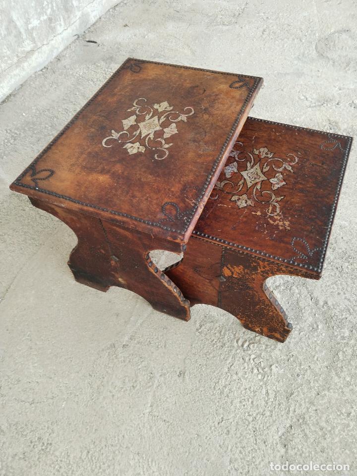 Antig&uuml;edades: set dos mesas de madera forradas en piel - Foto 4