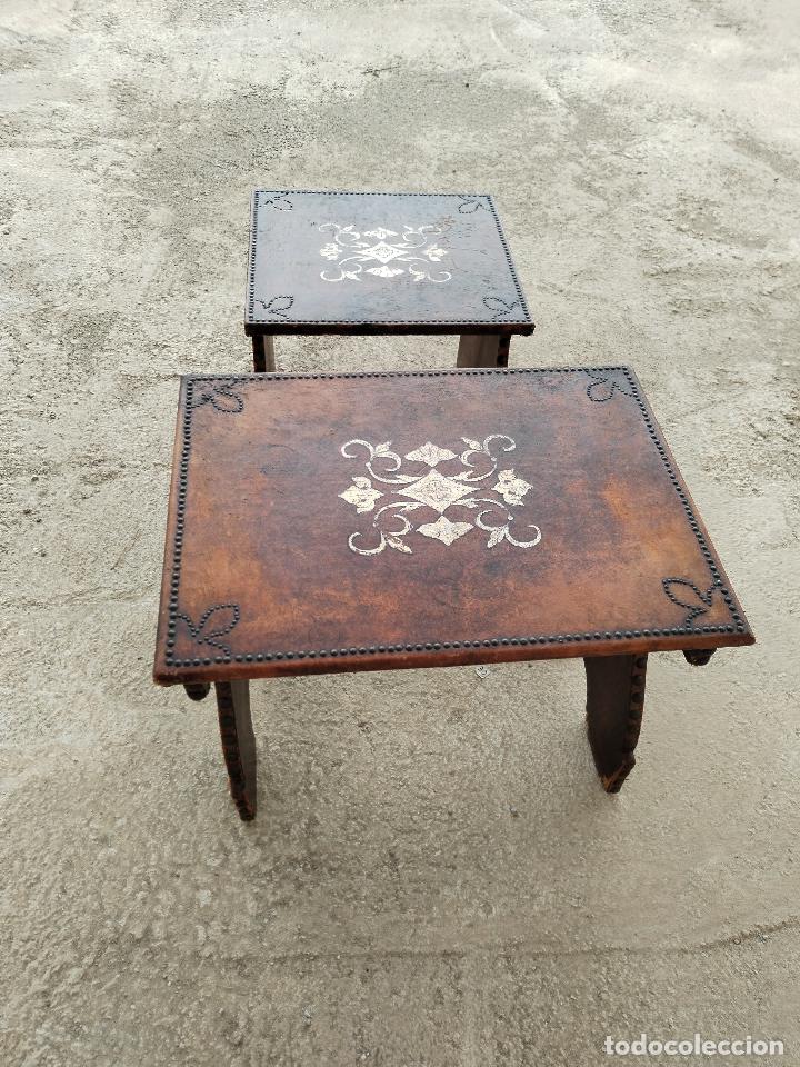 Antig&uuml;edades: set dos mesas de madera forradas en piel - Foto 7