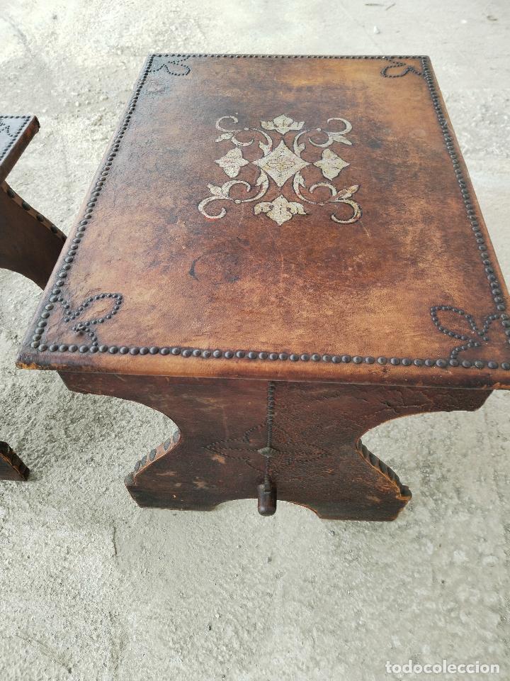 Antig&uuml;edades: set dos mesas de madera forradas en piel - Foto 8