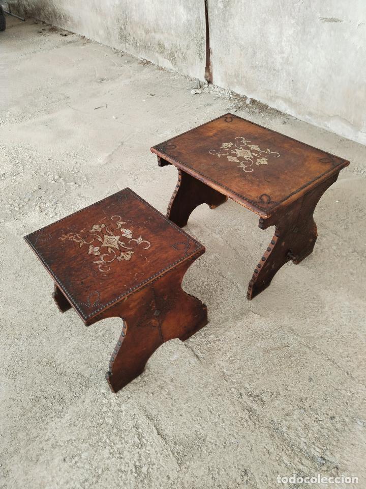 Antig&uuml;edades: set dos mesas de madera forradas en piel - Foto 9