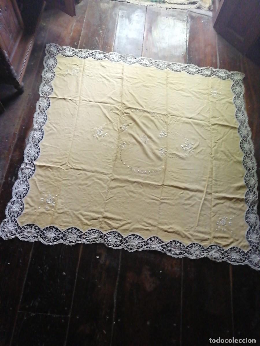 Antig&uuml;edades: Antiguo mantel amarillo con 12 servilletas - Foto 1