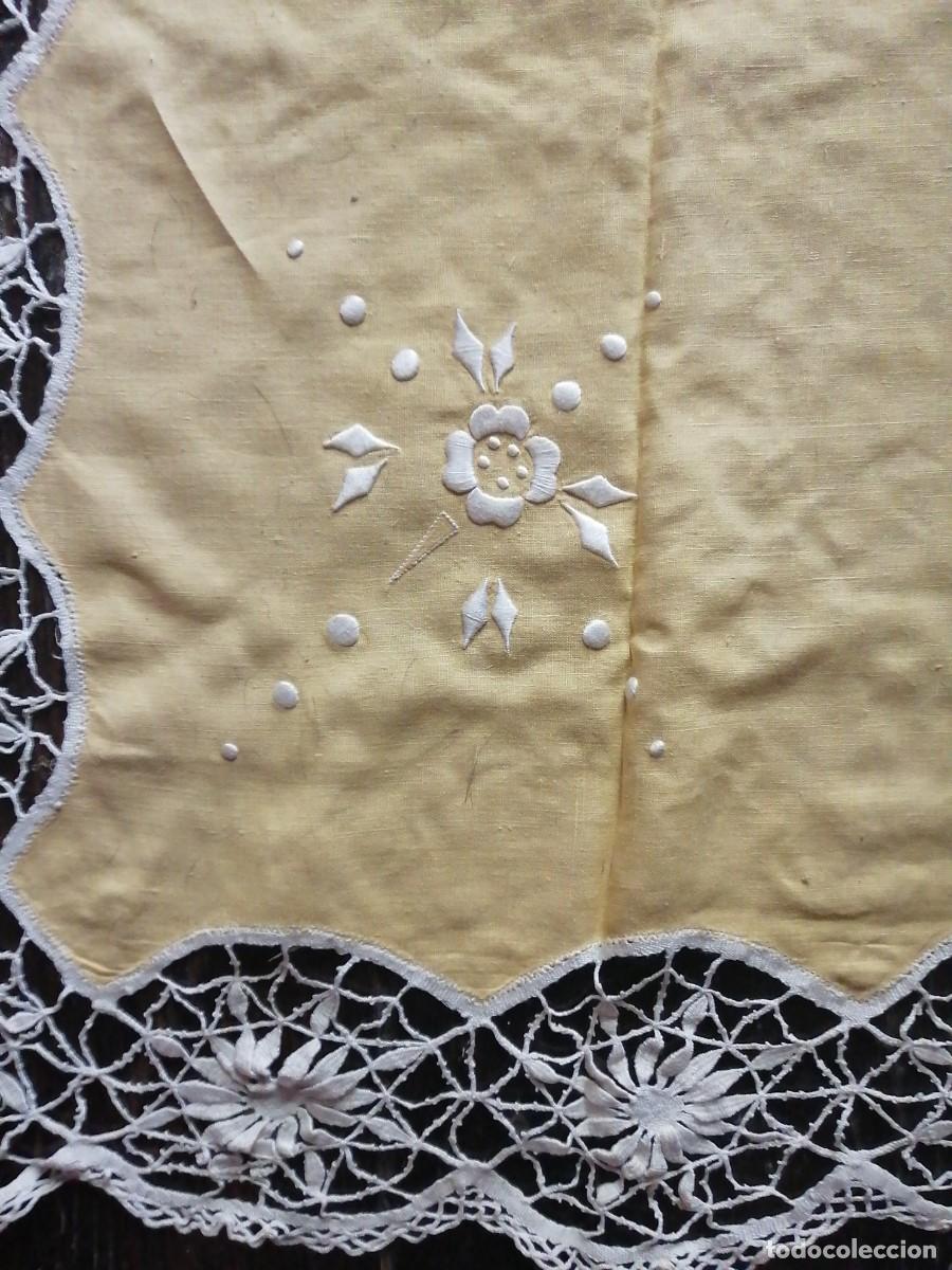 Antig&uuml;edades: Antiguo mantel amarillo con 12 servilletas - Foto 3