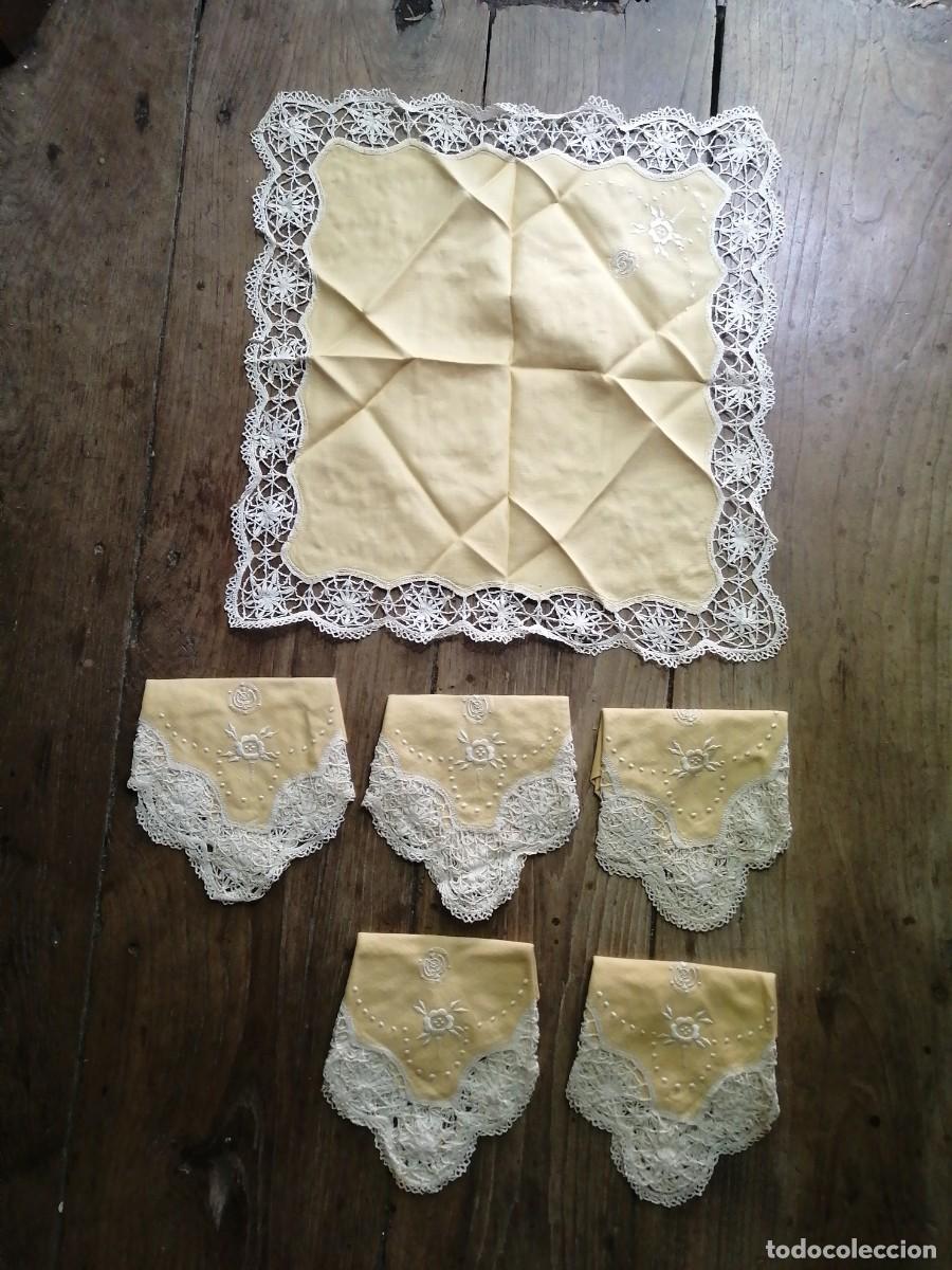 Antig&uuml;edades: Antiguo mantel amarillo con 12 servilletas - Foto 5