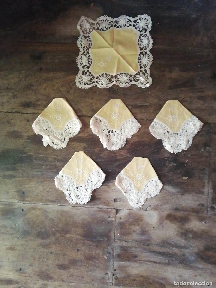 Antig&uuml;edades: Antiguo mantel amarillo con 12 servilletas - Foto 7