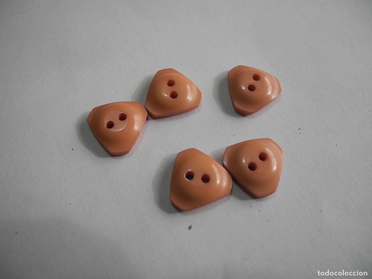 Antig&uuml;edades: 5 botones de pl&aacute;stico de forma triangular (tri&aacute;ngulo), color rosado 14mm - Foto 1