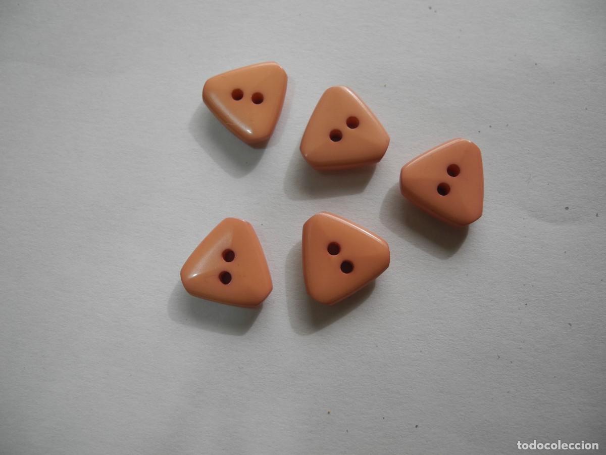 Antig&uuml;edades: 5 botones de pl&aacute;stico de forma triangular (tri&aacute;ngulo), color rosado 14mm - Foto 2