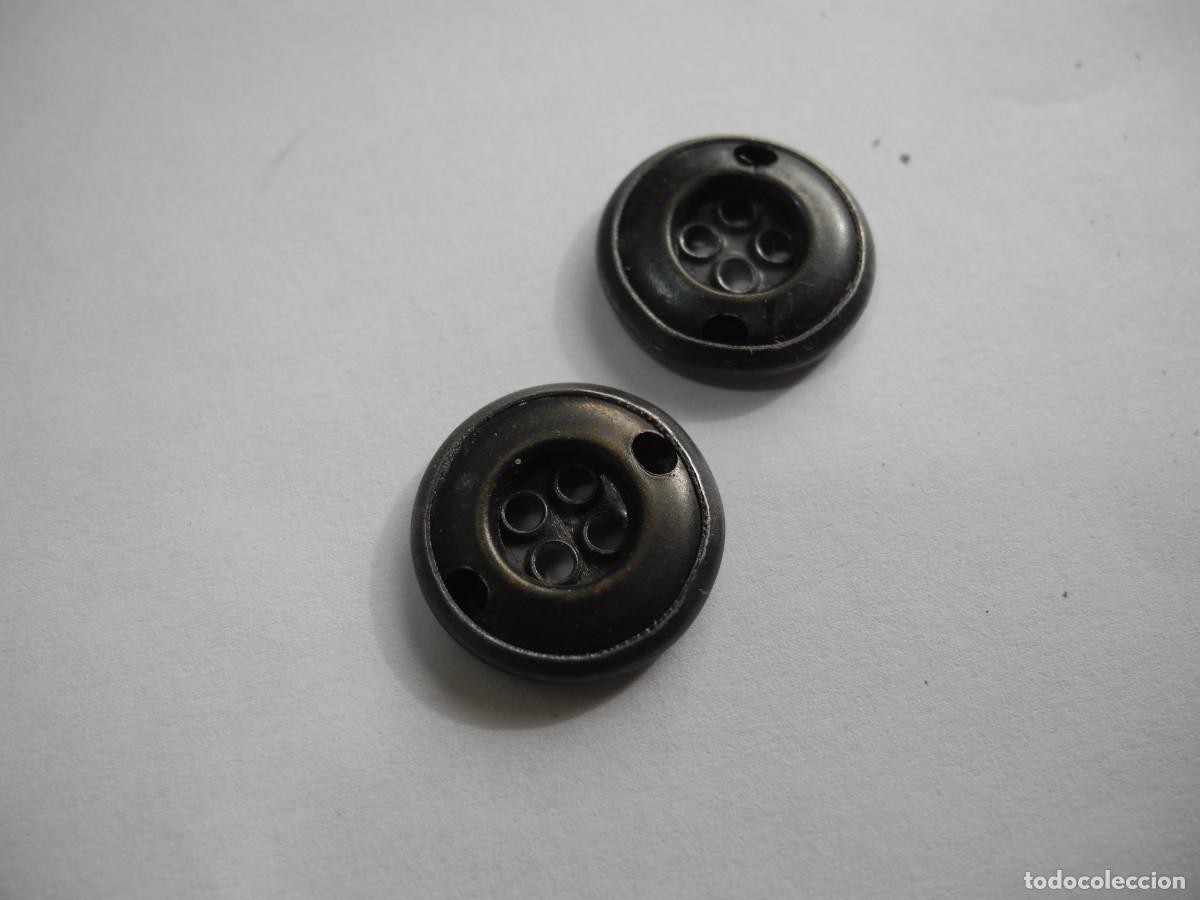 Antig&uuml;edades: 2 botones de metal 17 mm - Foto 2