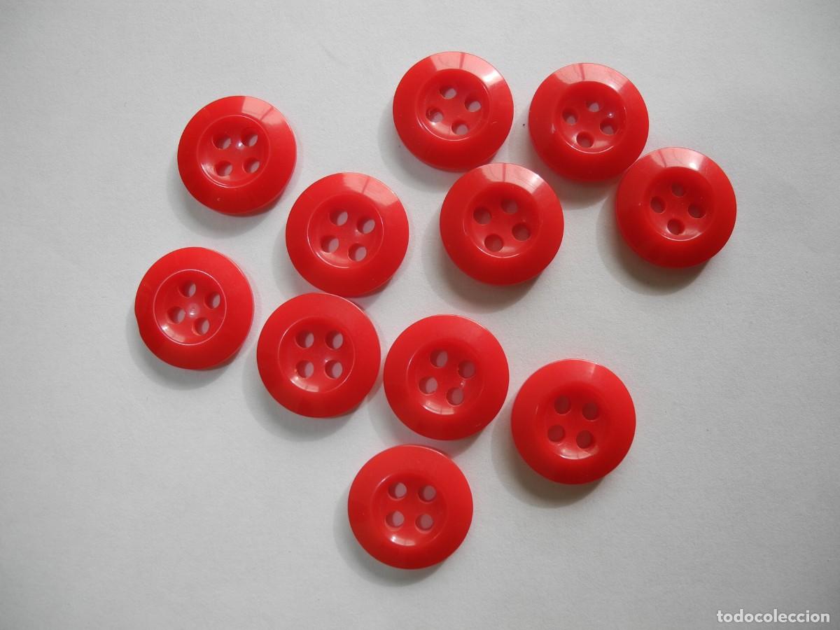 Antig&uuml;edades: 11 botones color rojo 17 mm - Foto 1