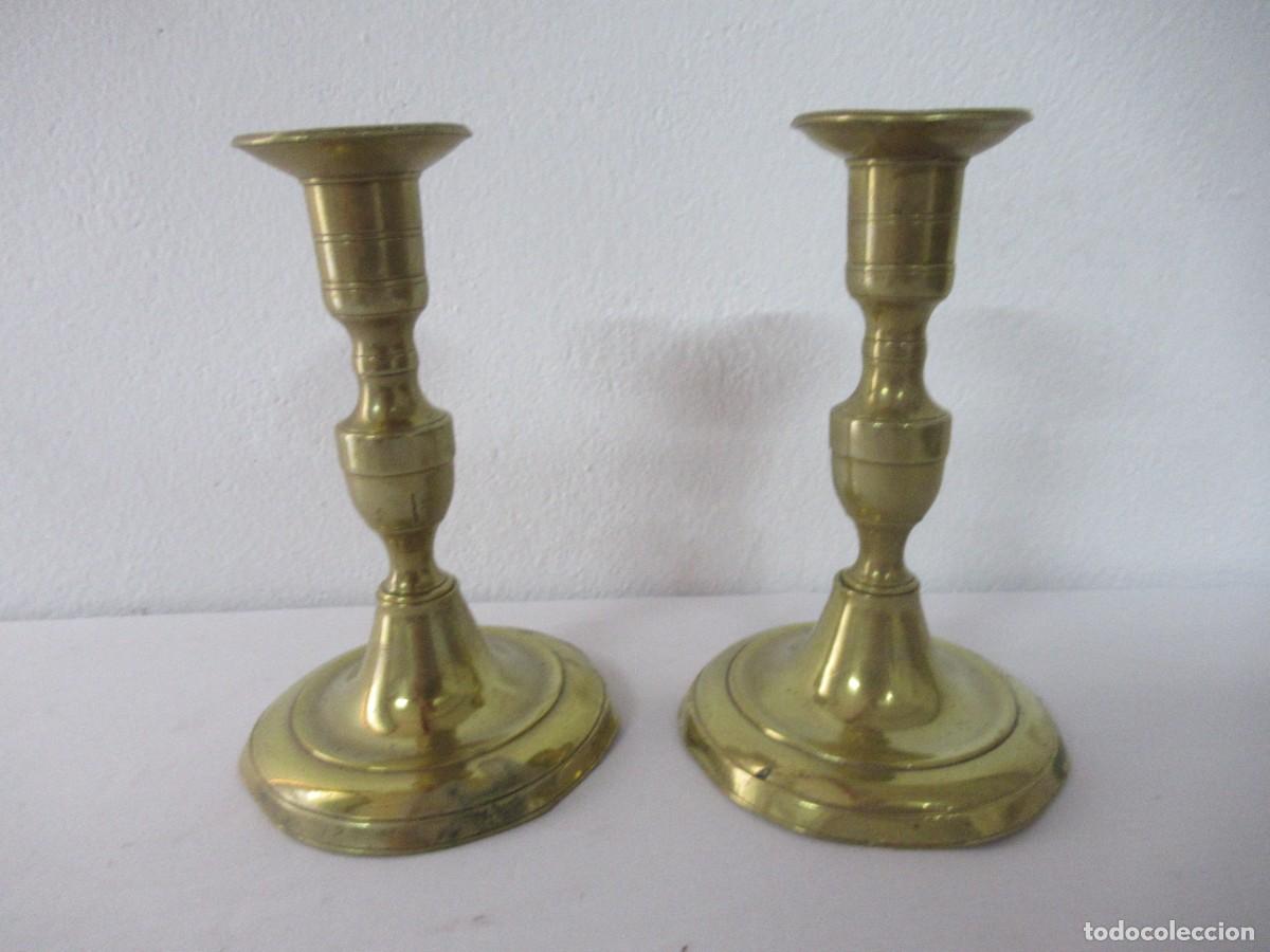Antig&uuml;edades: Pareja de candelabros de bronce - Foto 1