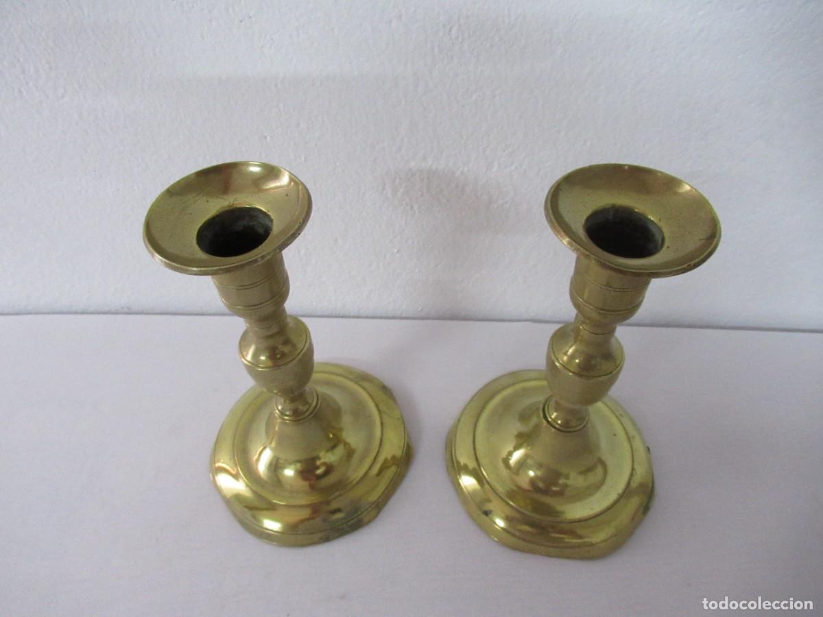 Antig&uuml;edades: Pareja de candelabros de bronce - Foto 2