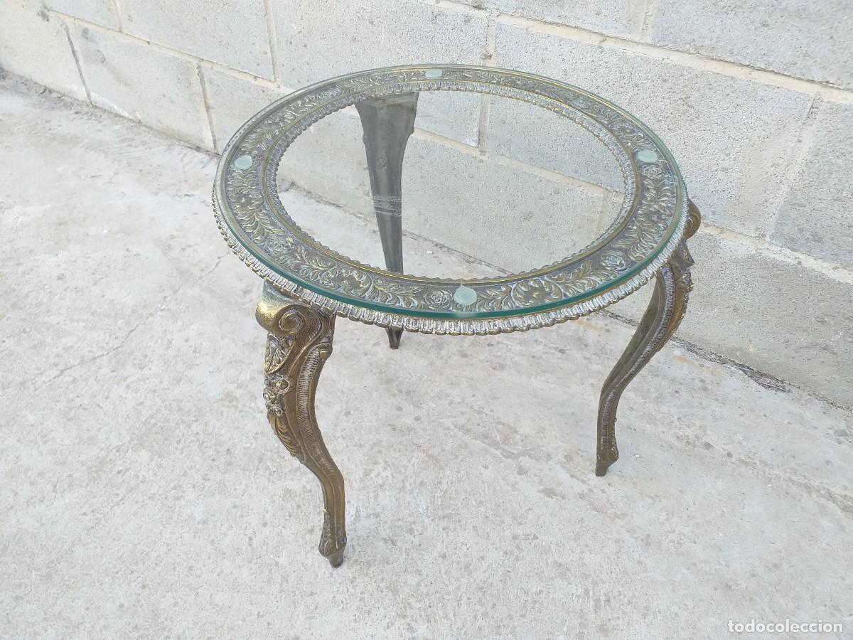 Espectacular mesa auxiliar, con ruedas en bronce tallado, de