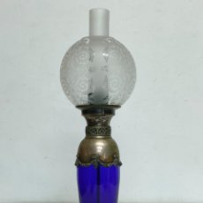 Oggetti Antichi: LAMPARA QUINQUE - CRISTAL OPALINA AZUL CON GRAN TULIPA - METAL PLATEADO - ALTURA 68 CM