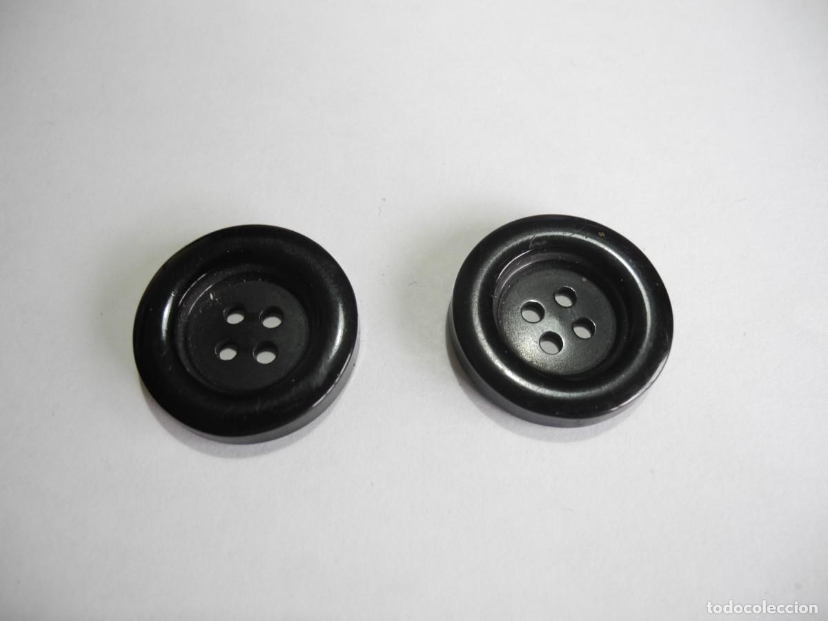 2 botones grandes color negro 4 agujeros 27 mm - Compra venta en  todocoleccion