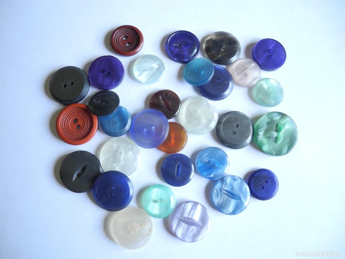 Antig&uuml;edades: Unos 30 botones variados - Foto 1