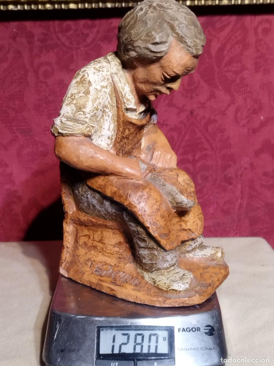 Antiguidades: ESCULTURA ZAPATERO SENTADO -. FIRMADA -
