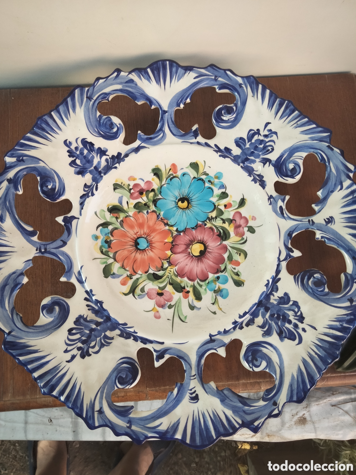 Antiquit&auml;ten: Gran plato troquelado en cer&aacute;mica espa&ntilde;ola Manises Murcia Andalucia Sevilla con calados 35 cm