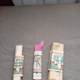 Tres paquetitos de cintas antiguas.