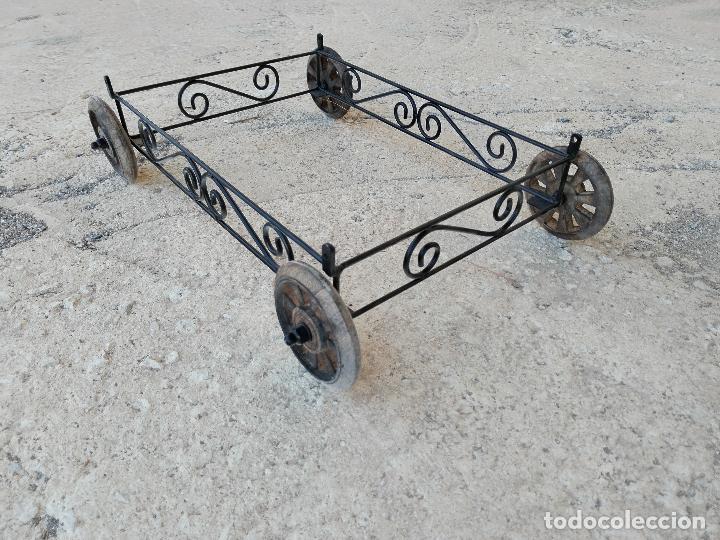 Antig&uuml;edades: forja carro con ruedas de madera - Foto 2