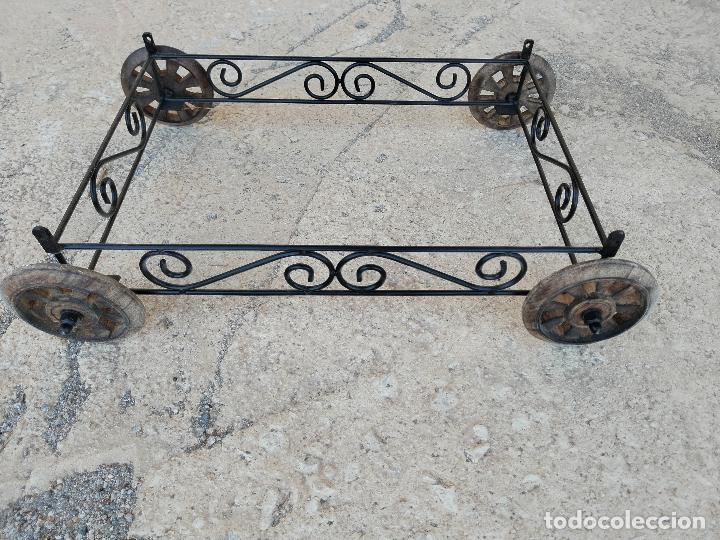 Antig&uuml;edades: forja carro con ruedas de madera - Foto 1