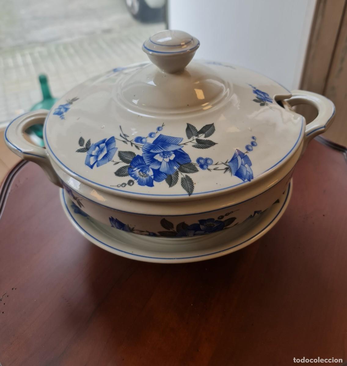 Antig&uuml;edades: Sopera en azules y blanco con plato de presentacion. - Foto 1