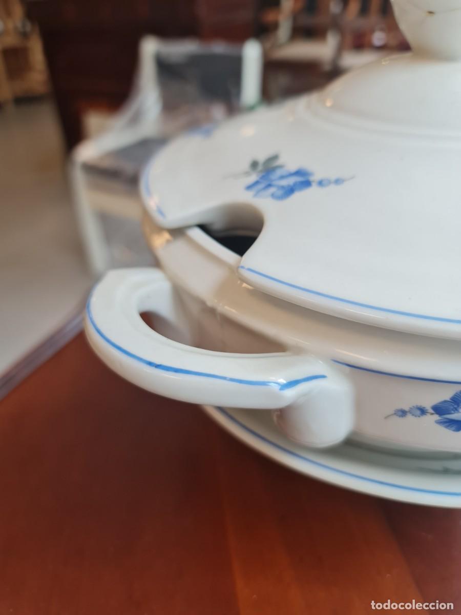 Antig&uuml;edades: Sopera en azules y blanco con plato de presentacion. - Foto 3