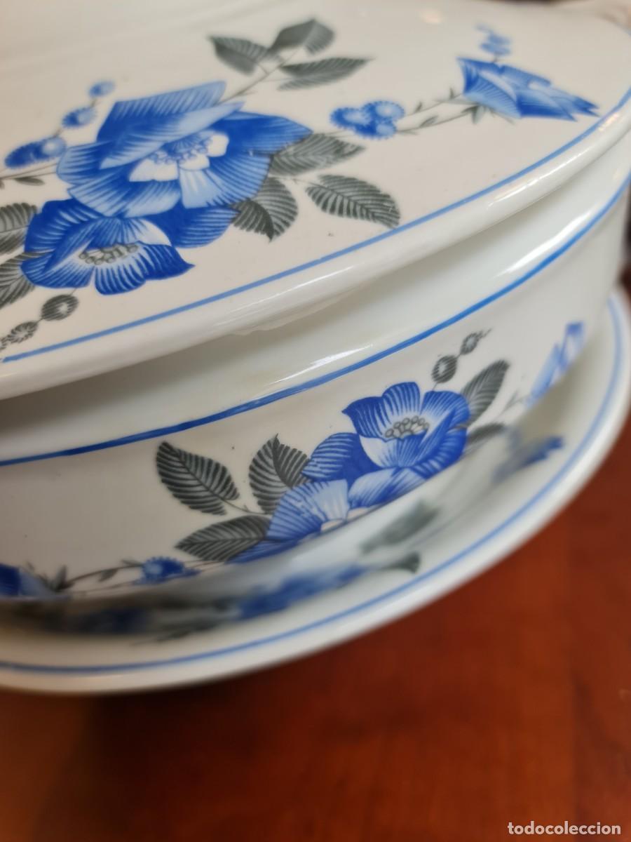 Antig&uuml;edades: Sopera en azules y blanco con plato de presentacion. - Foto 4
