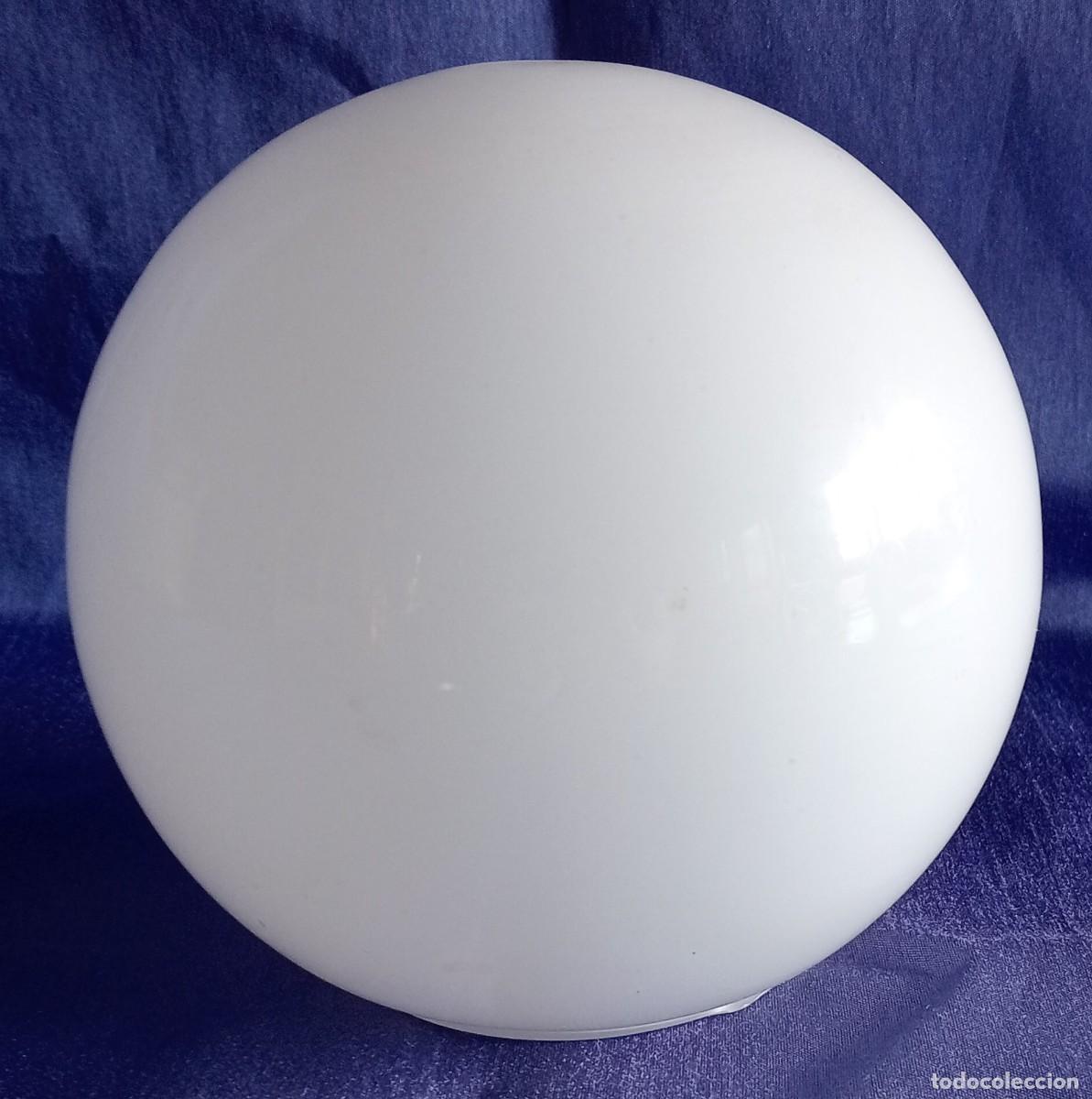 Antig&uuml;edades: 1 GLOBO DE OPALINA BLANCA, TULIPA DE OPALINA BLANCA - Foto 1