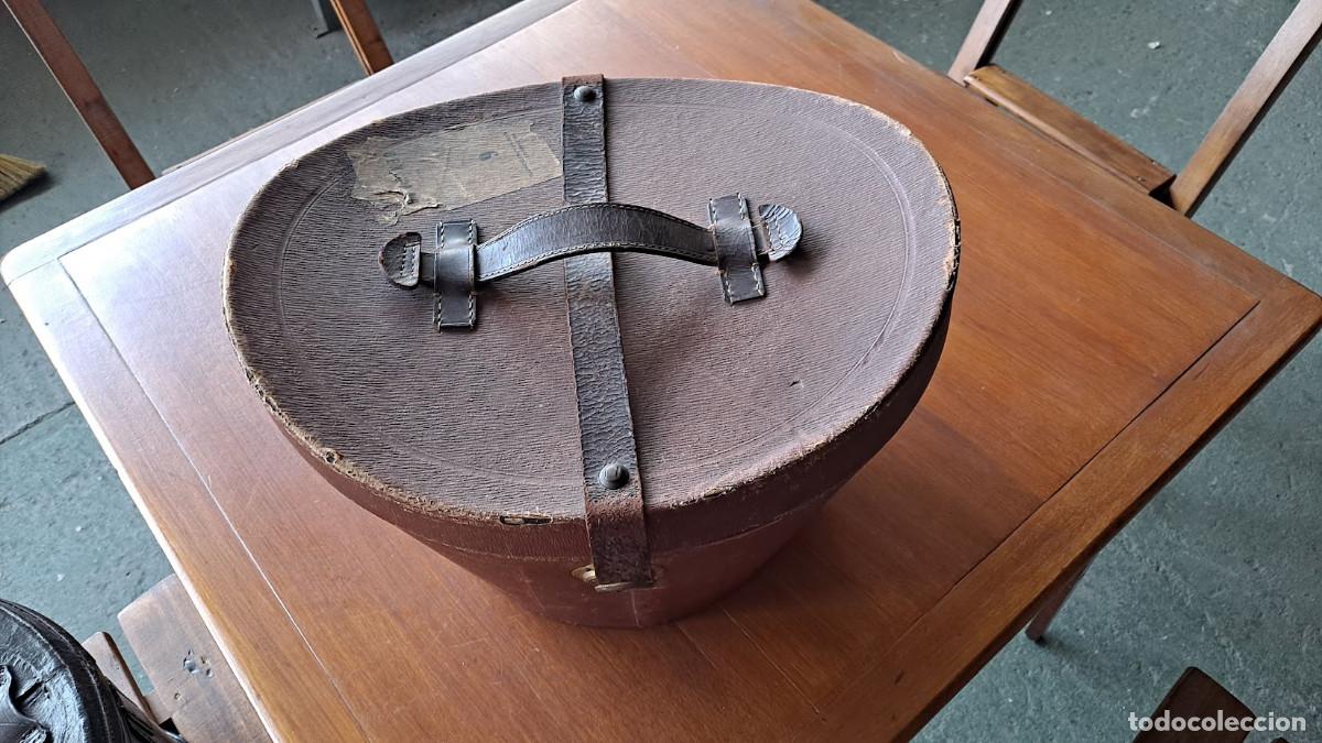 Antig&uuml;edades: Sombrerera con llave y sombrero de copa - Foto 1