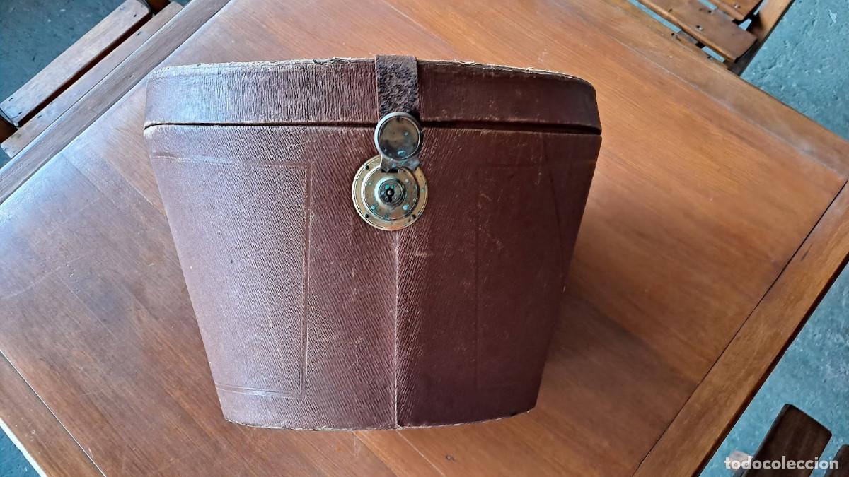 Antig&uuml;edades: Sombrerera con llave y sombrero de copa - Foto 2