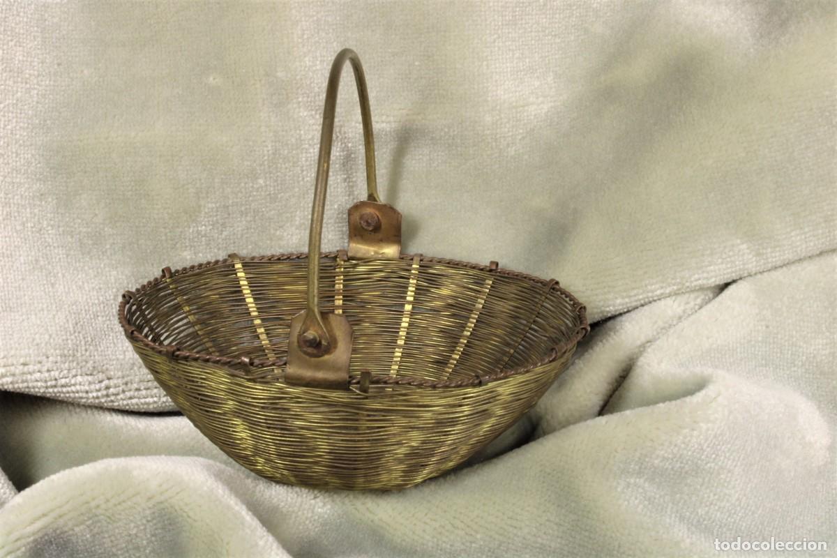 Antiquit&eacute;s: Cesta alambre miniatura. Dorada. Hecha a mano. Miniature wire basket. Gold plated. Handmade.