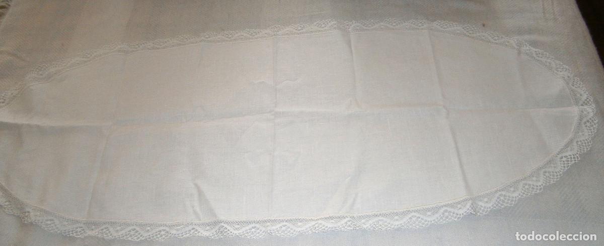 Antig&uuml;edades: mantel rectangular de hilo rematado con puntilla de bolillos - Foto 2