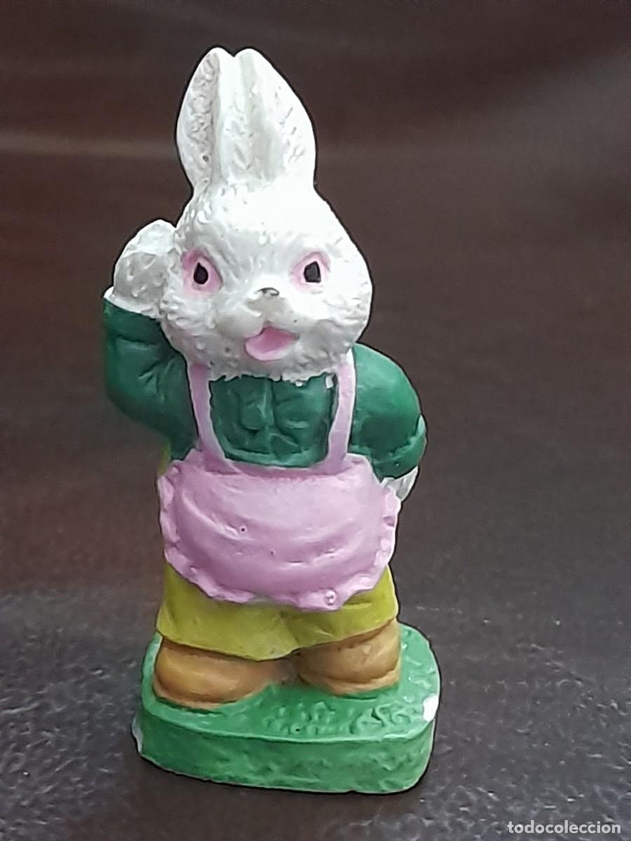 Antiquit&eacute;s: Conejito con mandil de pasta sint&eacute;tica
