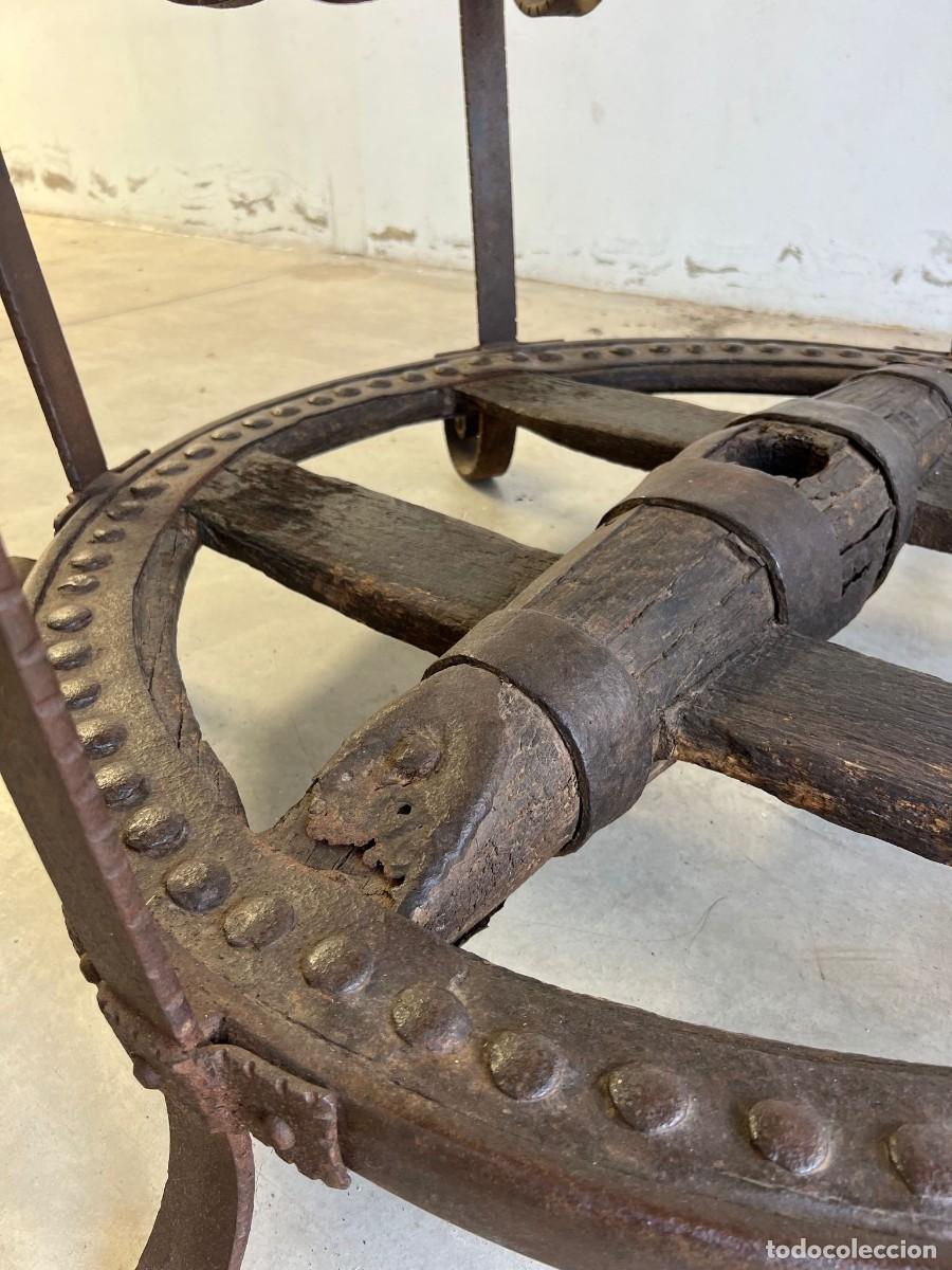 Antig&uuml;edades: Mesa de rueda de carro con herrajes - Foto 6