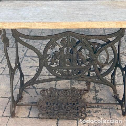 Antig&uuml;edades: Mesa sobre pie de m&aacute;quina de coser - Foto 3